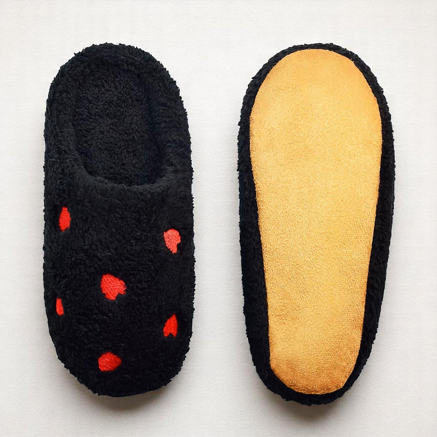 Pantoufles Femme - CozyWarmSlippers™ - Noir à Cœurs Rouges
